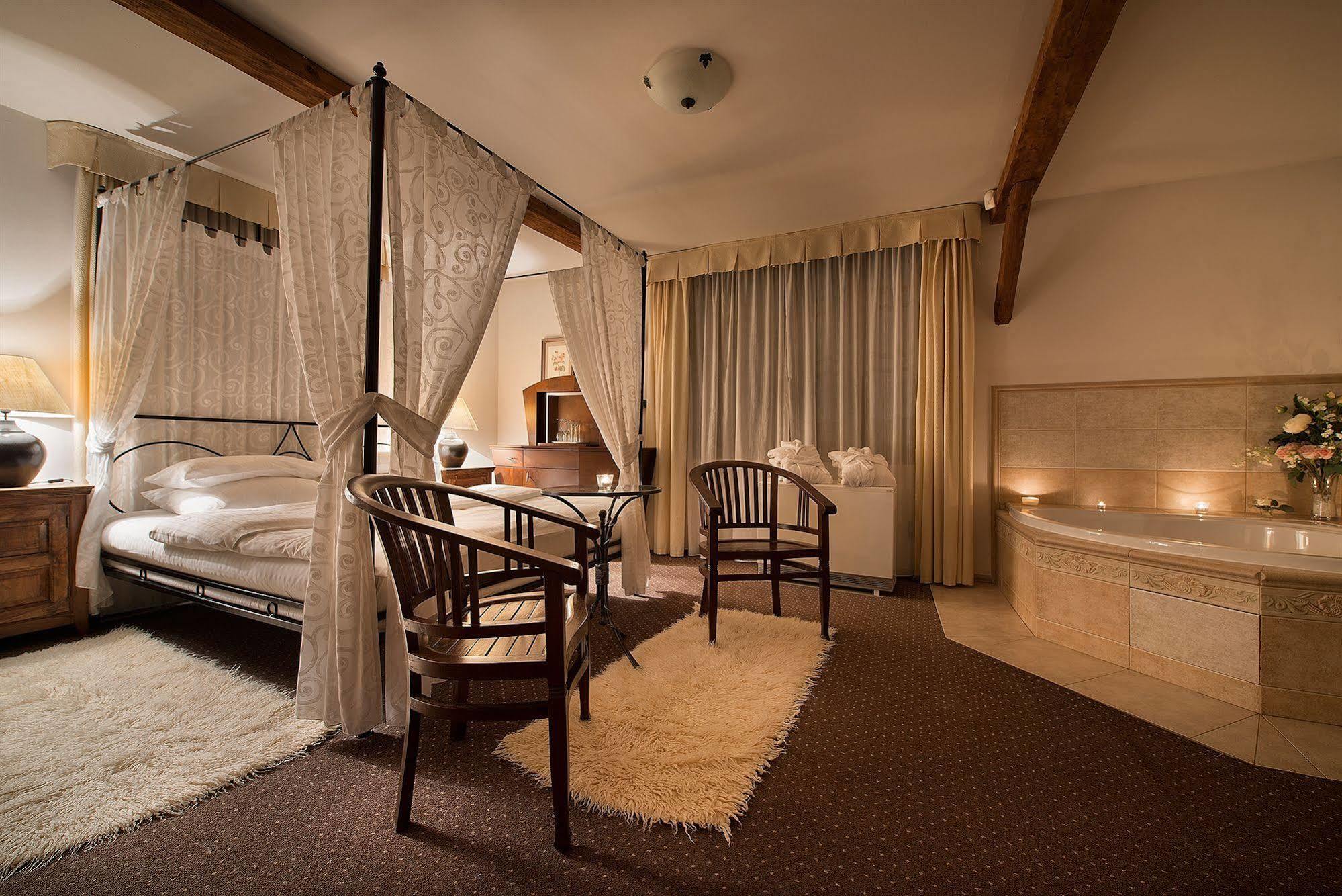 Chateau Loucen Garden Retreat Bagian luar foto