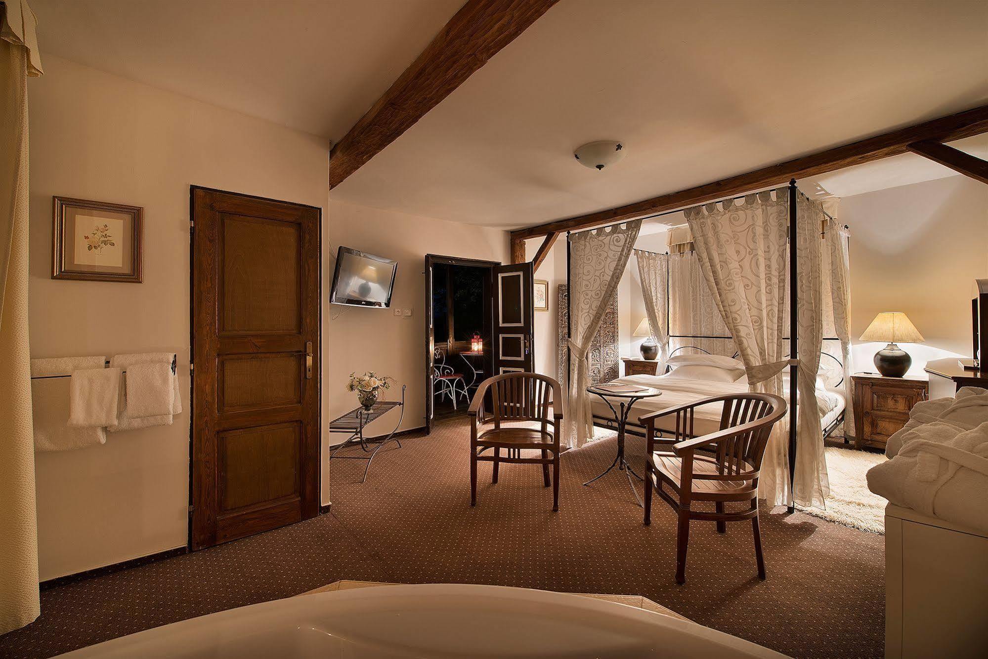 Chateau Loucen Garden Retreat Bagian luar foto
